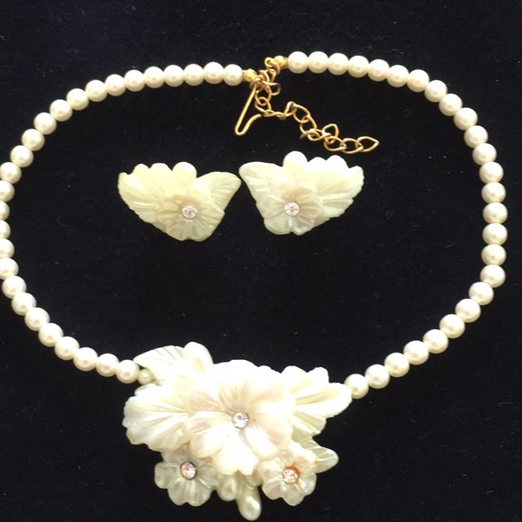 Jewelry - Vintage flower clip on earrings and necklace set